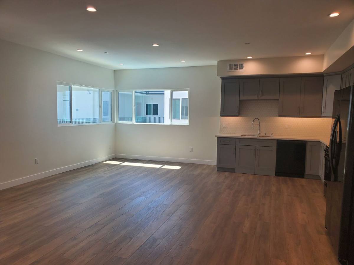 Apartment for rent at 4960 Sepulveda Blvd, Sherman Oaks, CA 91403