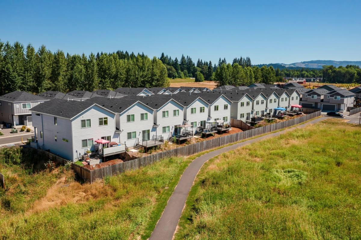 Townhouse for rent at 1407 NE 2nd Ave, Battle Ground, WA 98604