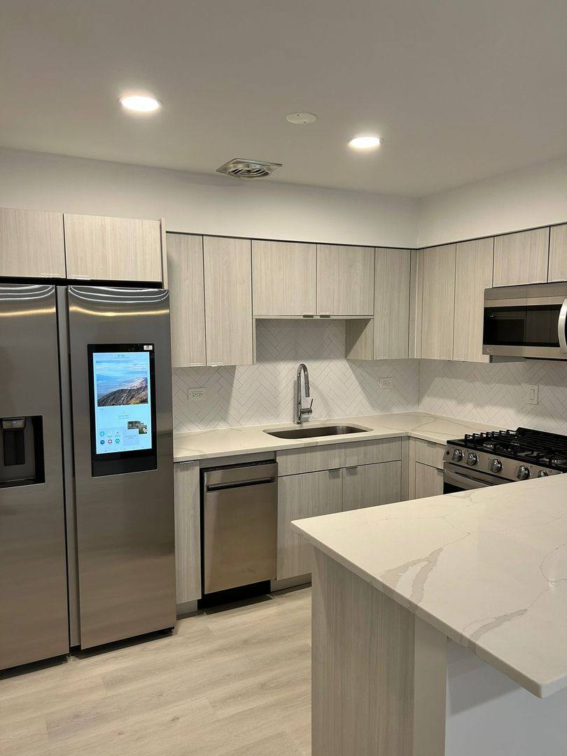 Apartment for rent at 505 W Melrose, Chicago, IL 60657