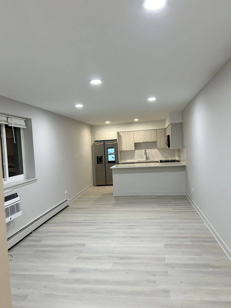 Apartment for rent at 505 W Melrose, Chicago, IL 60657
