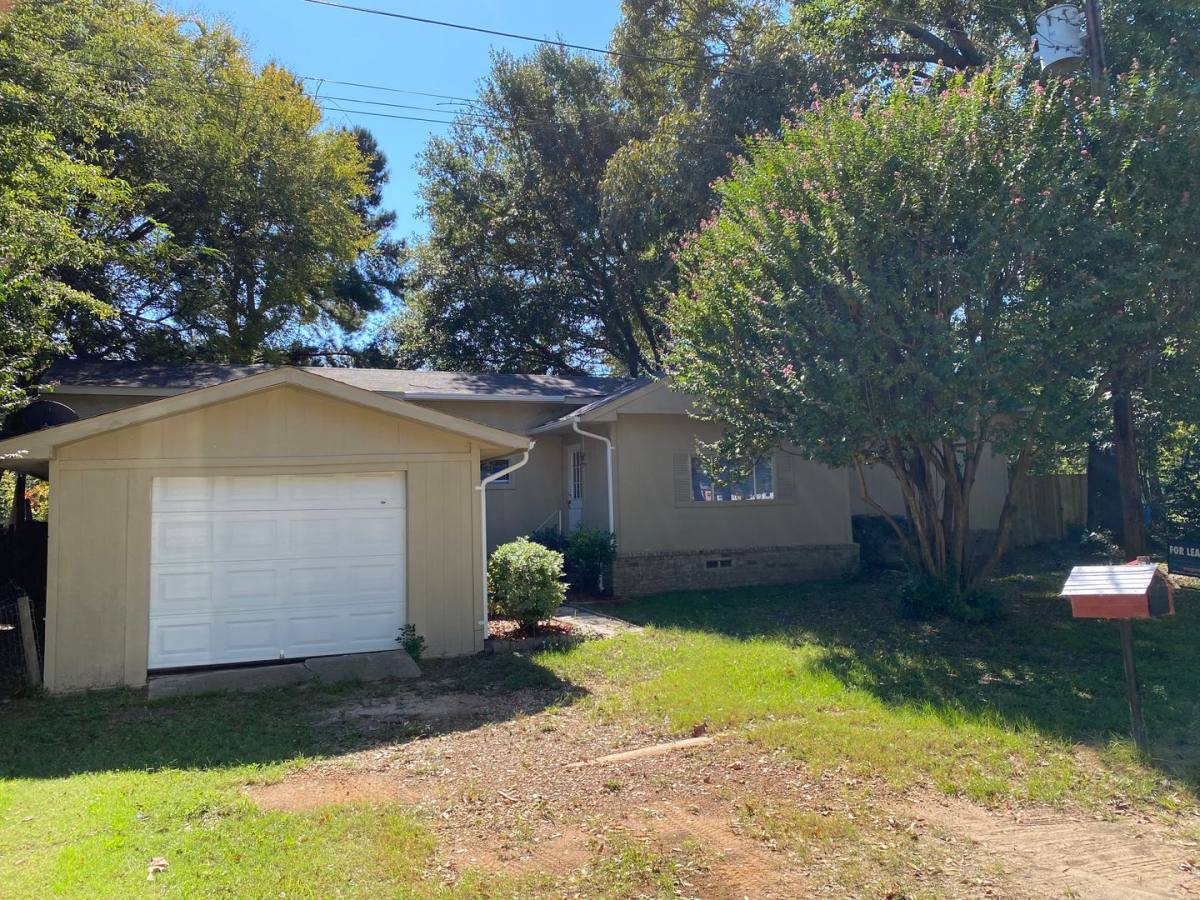 House for rent at 16584 Lakeway Circle, Flint, TX 75762