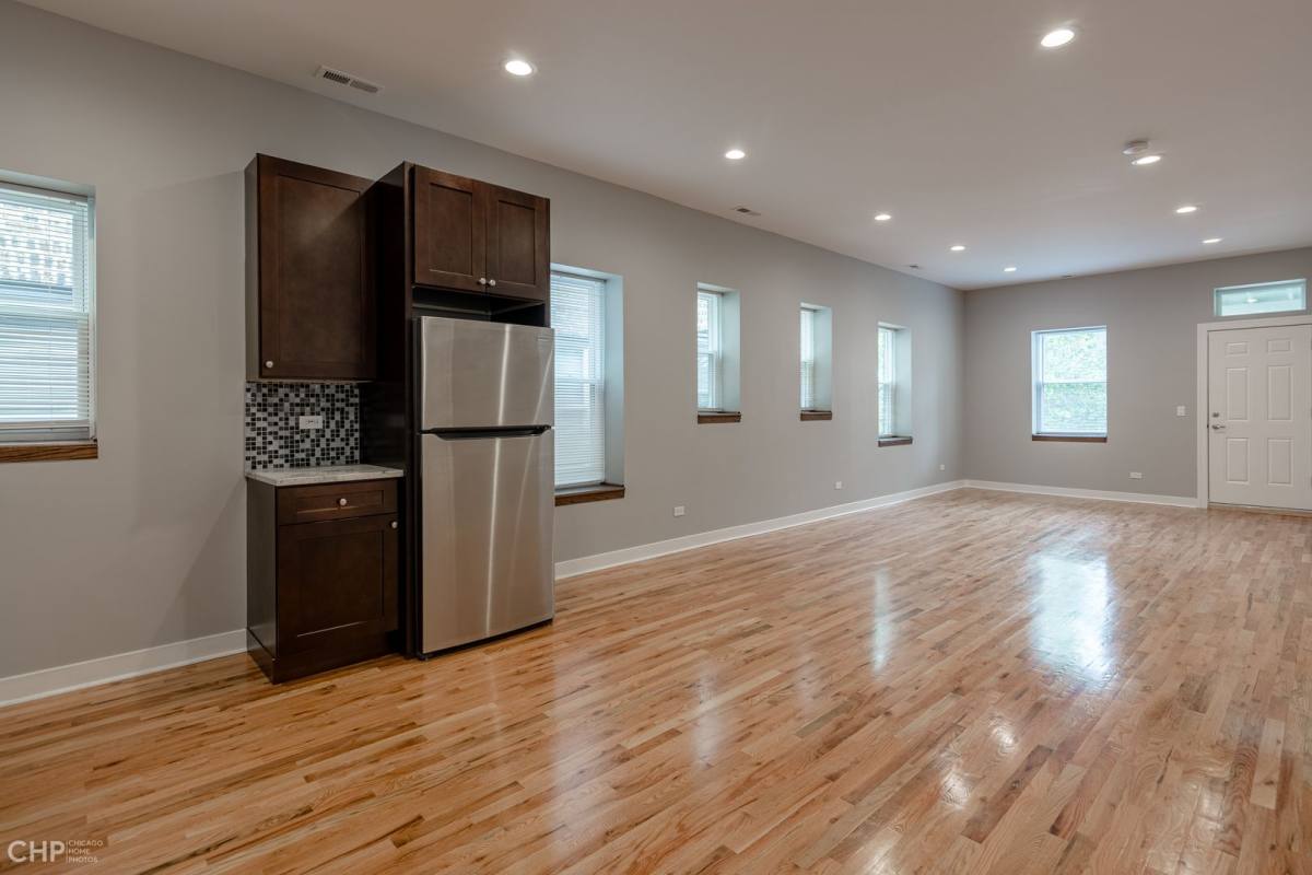 Apartment for rent at 1927 W Montrose Ave, Chicago, IL 60613