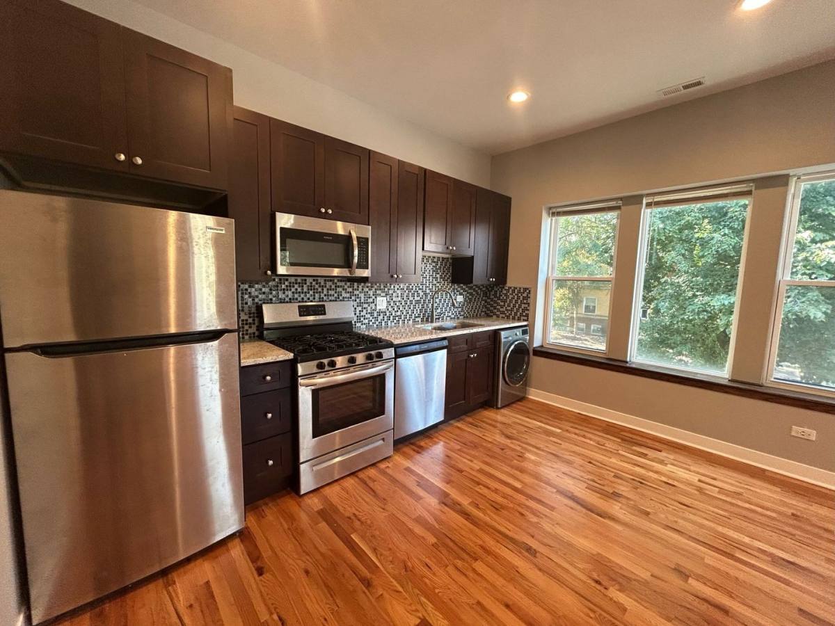 Apartment for rent at 1927 W Montrose Ave, Chicago, IL 60613