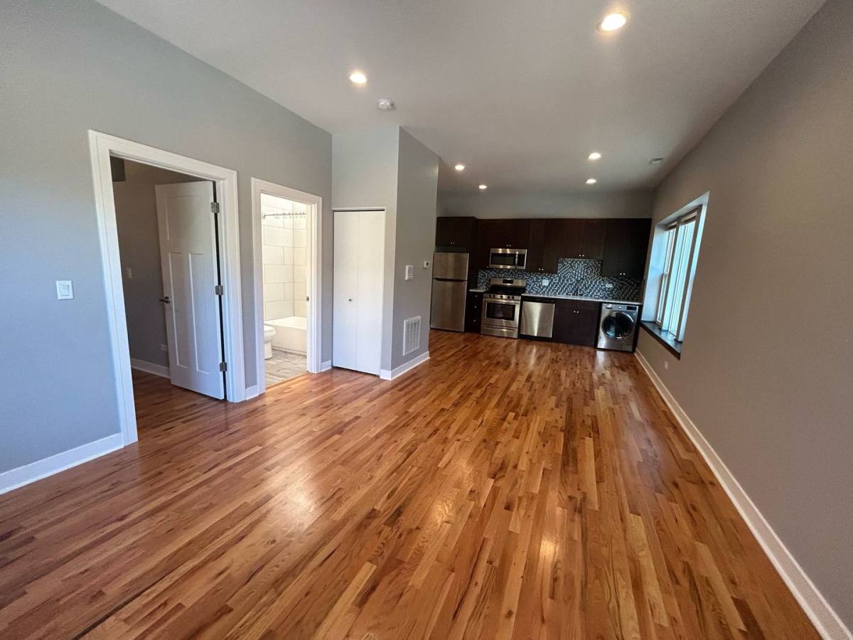 Apartment for rent at 1927 W Montrose Ave, Chicago, IL 60613