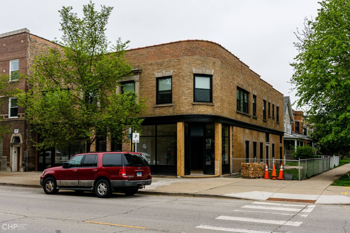 Apartment for rent at 1927 W Montrose Ave, Chicago, IL 60613