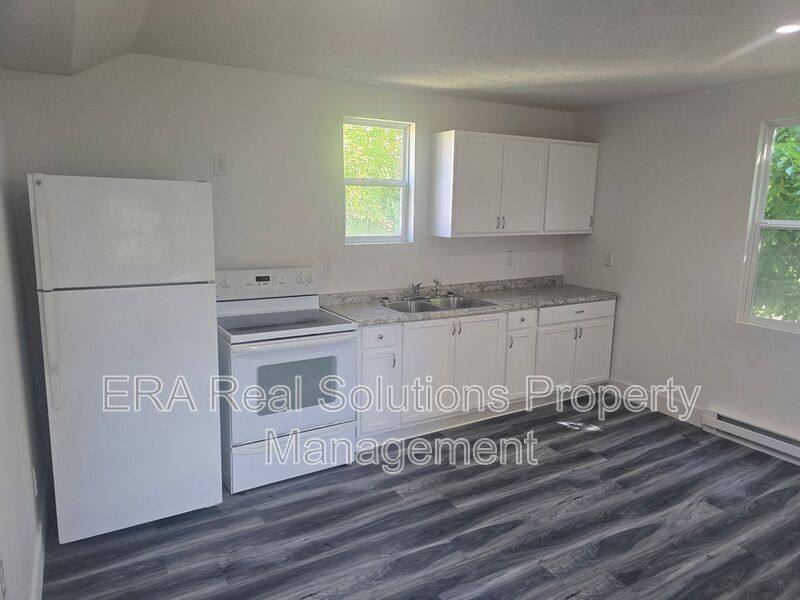 Apartment for rent at 1370 E Ave, Elyria, OH 44035