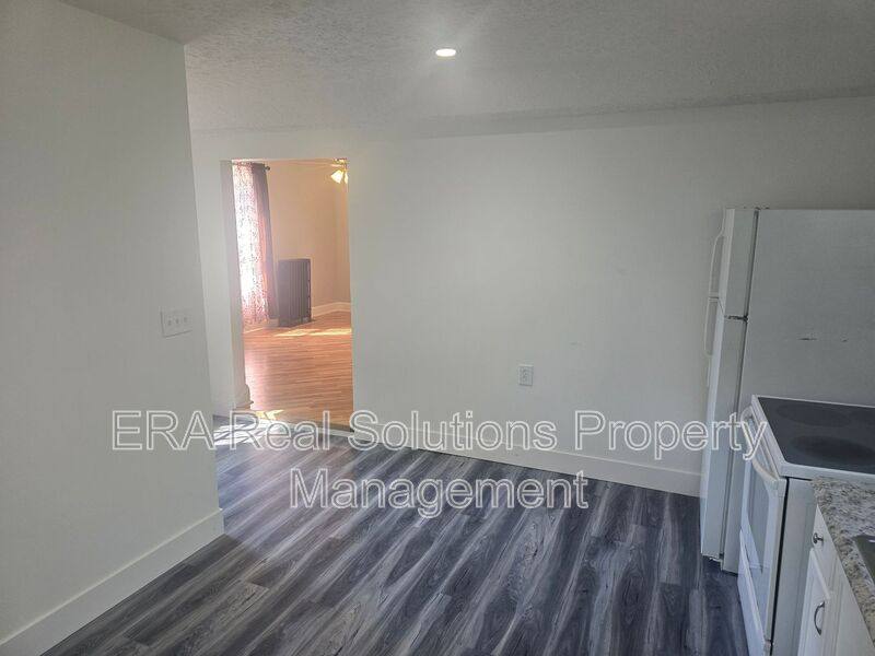 Apartment for rent at 1370 E Ave, Elyria, OH 44035