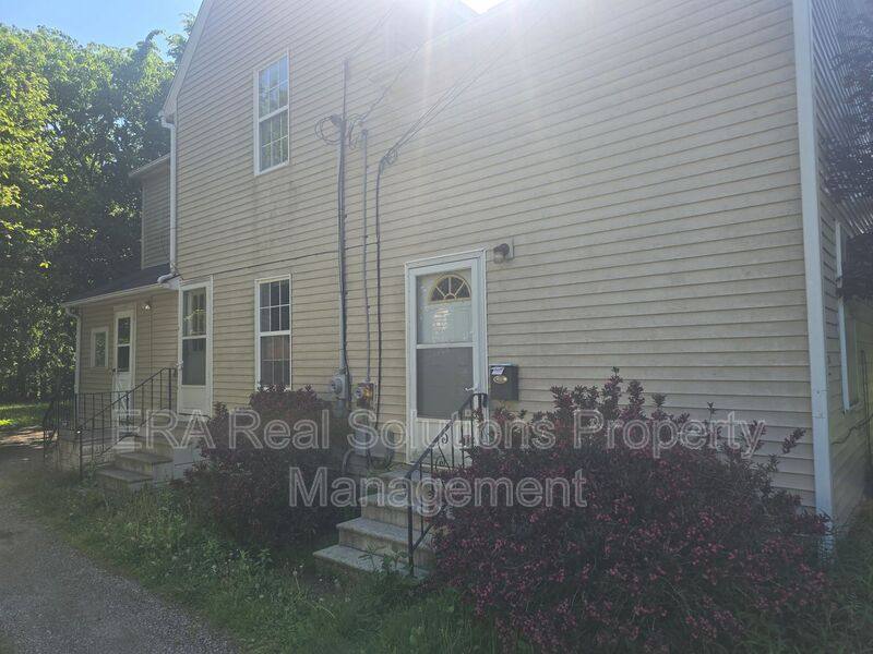 Apartment for rent at 1370 E Ave, Elyria, OH 44035
