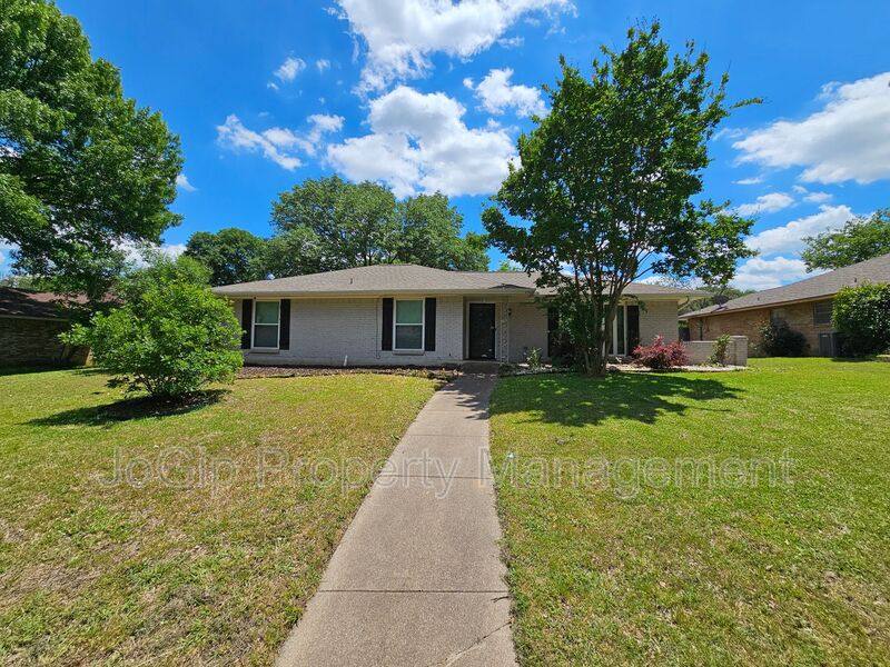 House for rent at 216 Wesley Dr, Desoto, TX 75115