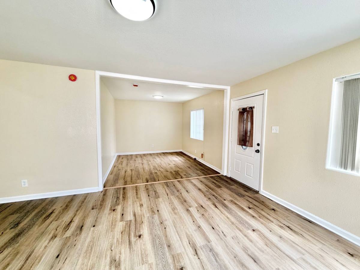 Apartment for rent at 138 W 93rd St, Los Angeles, CA 90003