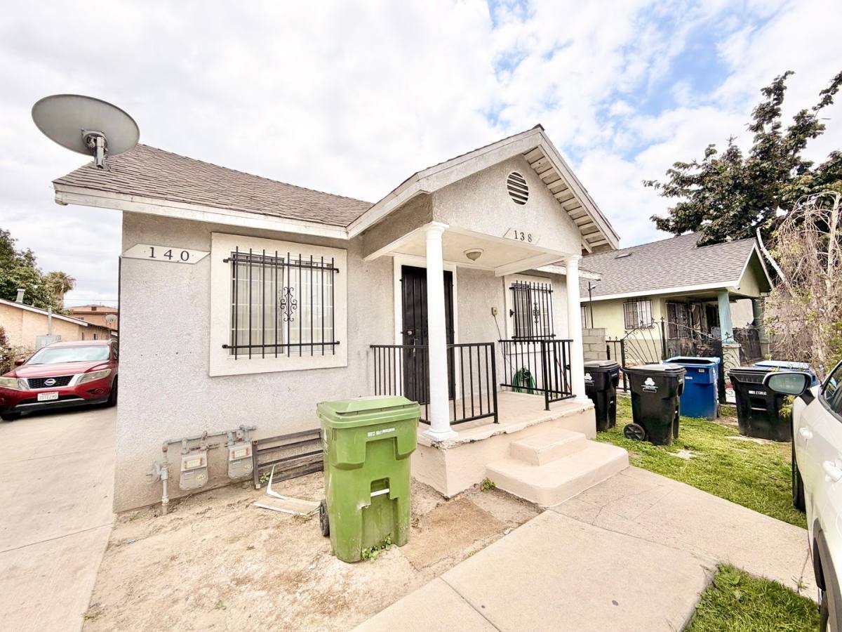 Apartment for rent at 138 W 93rd St, Los Angeles, CA 90003