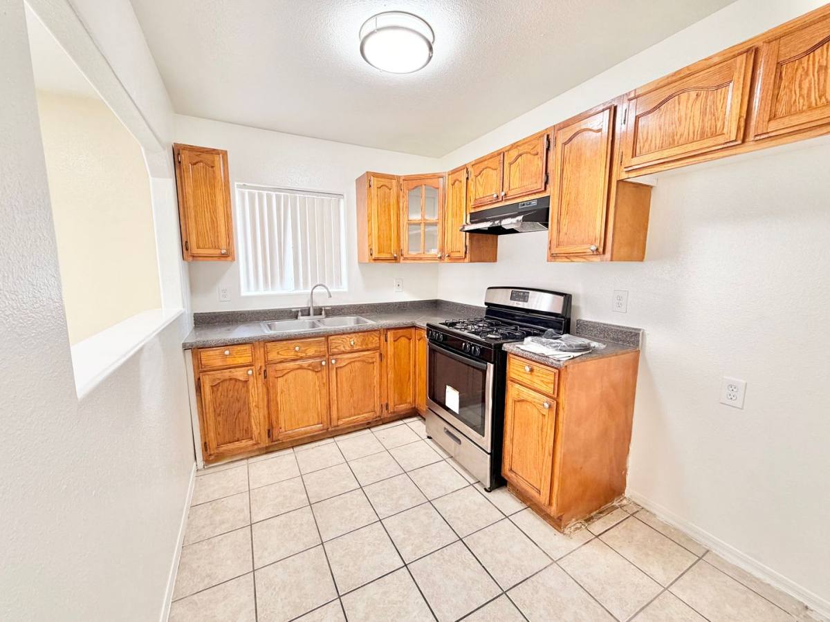 Apartment for rent at 138 W 93rd St, Los Angeles, CA 90003