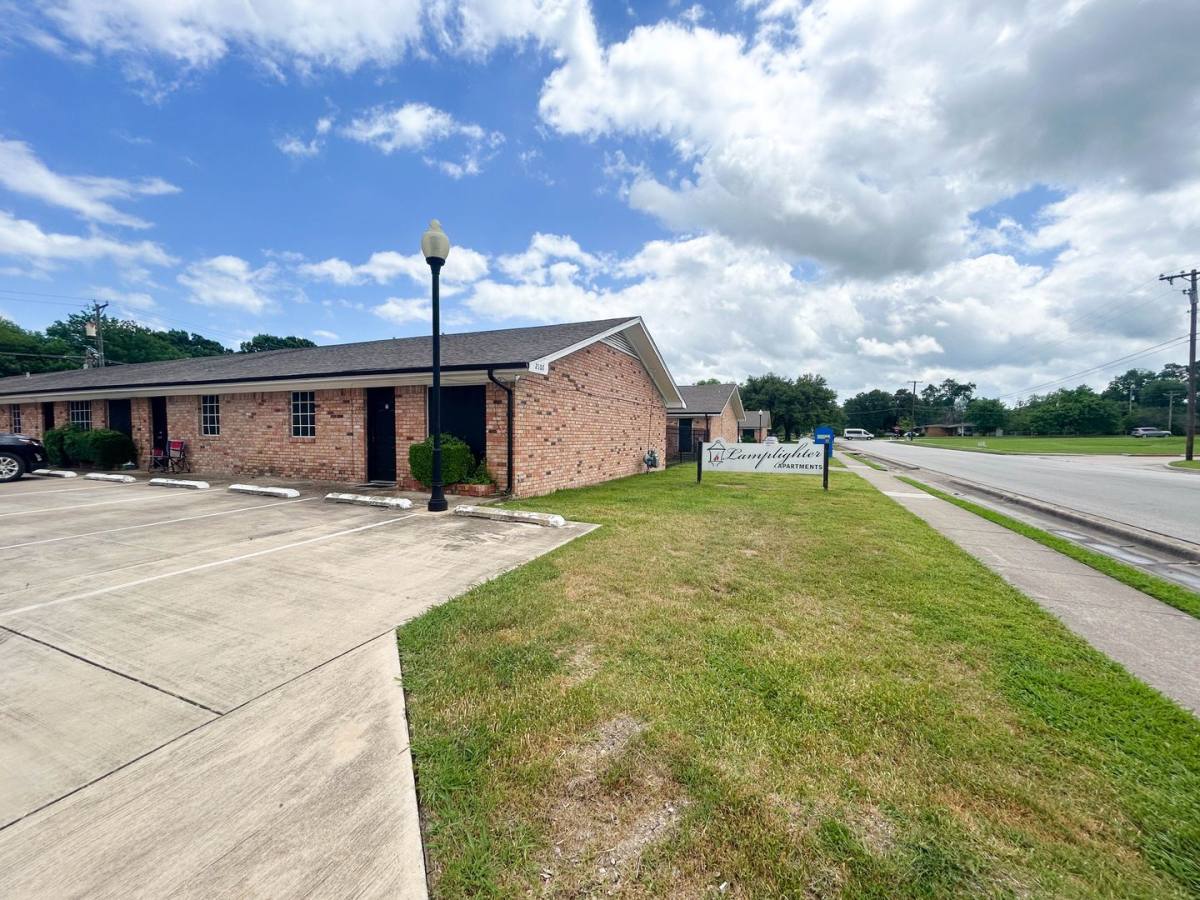 Apartment for rent at 2107 Bowie Dr, Corsicana, TX 75110