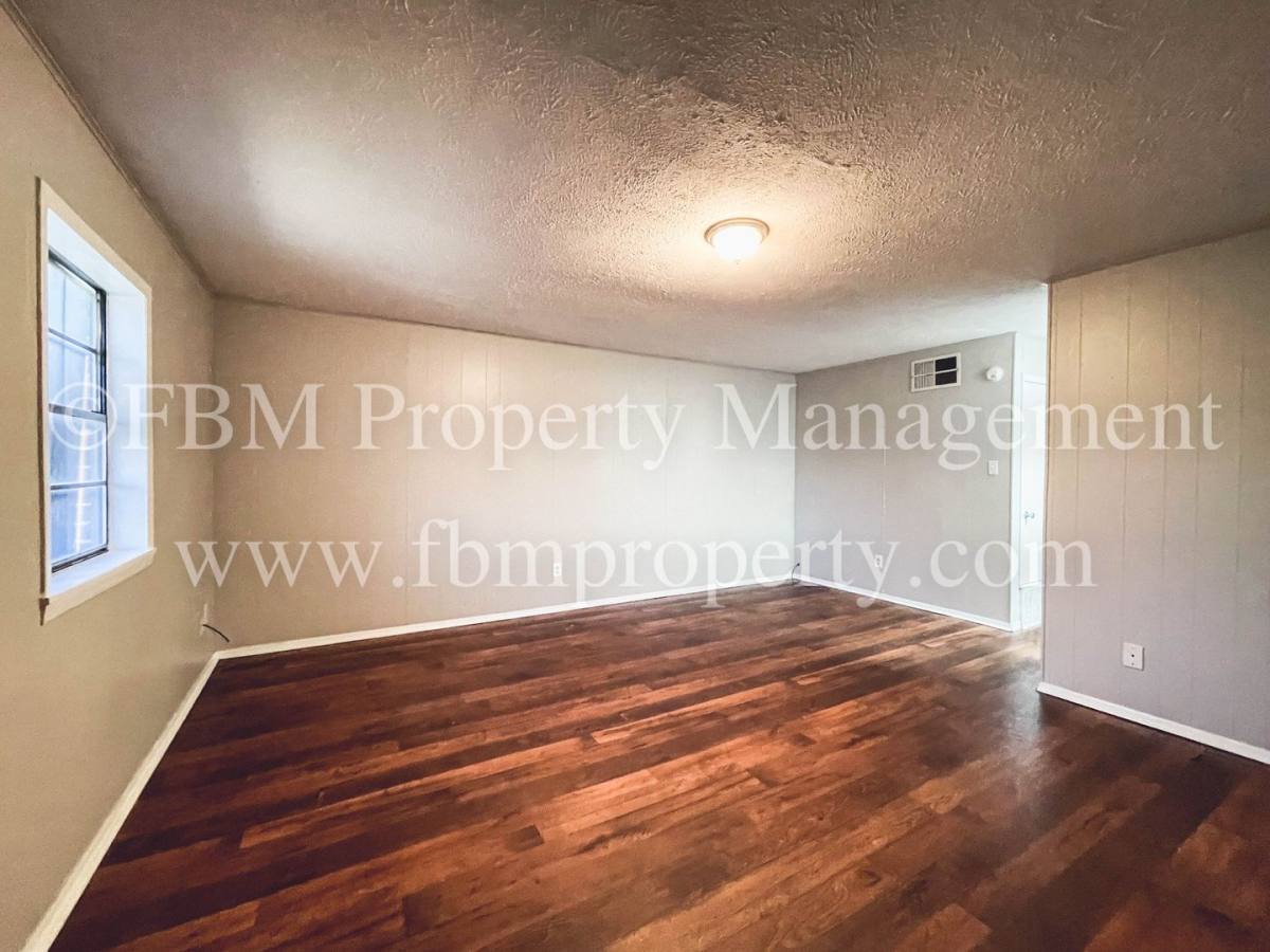 Apartment for rent at 2107 Bowie Dr, Corsicana, TX 75110