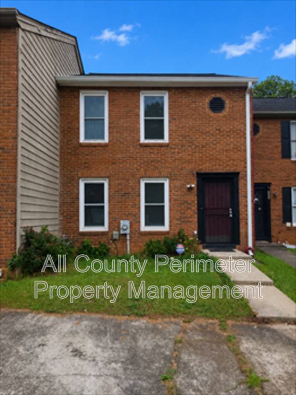 Townhouse for rent at 8078 Woodlake Dr, Riverdale, GA 30274