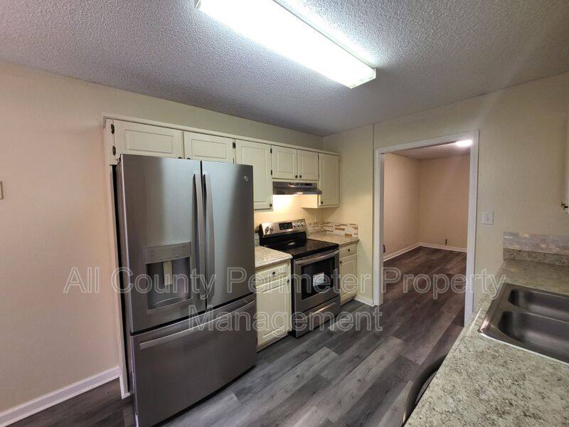 Townhouse for rent at 8078 Woodlake Dr, Riverdale, GA 30274