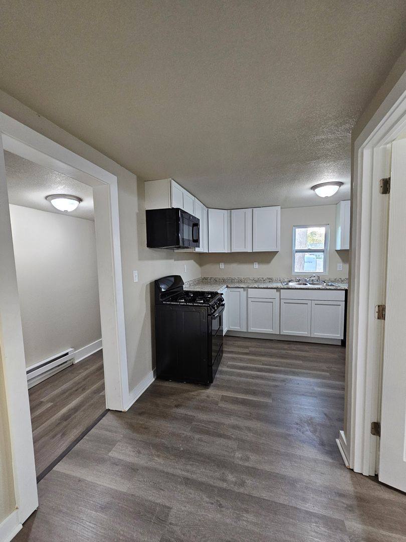 House for rent at 806 N Roche St, Knoxville, IA 50138