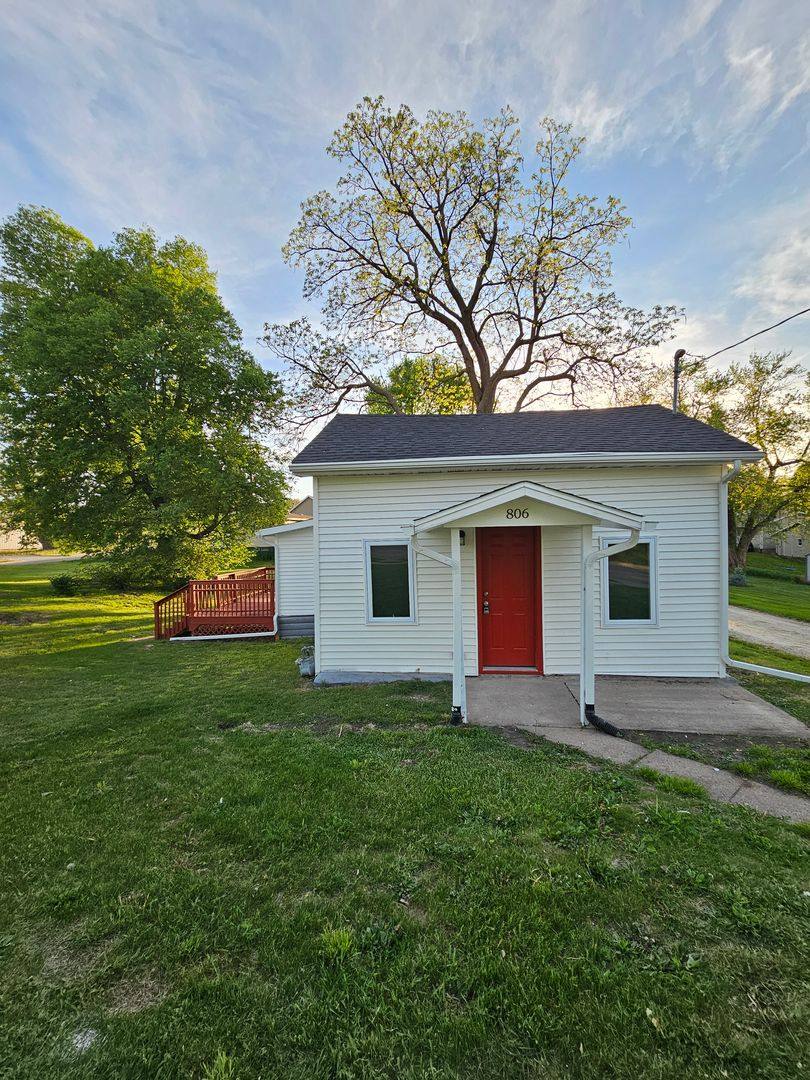 House for rent at 806 N Roche St, Knoxville, IA 50138