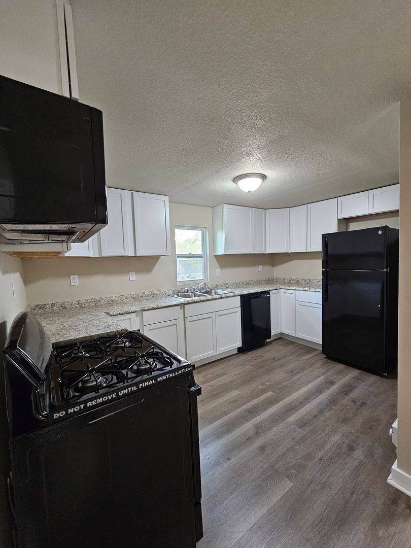 House for rent at 806 N Roche St, Knoxville, IA 50138