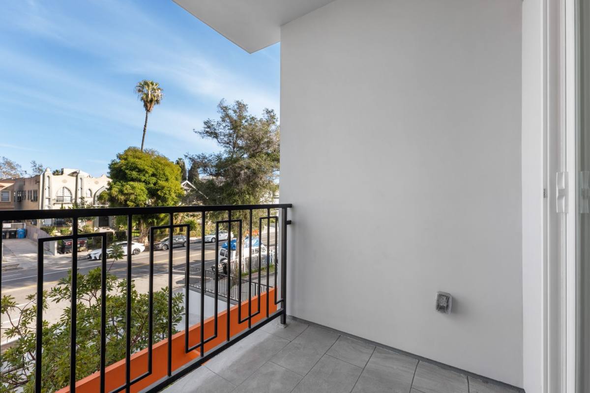 Apartment for rent at 549 N Heliotrope Dr, Los Angeles, CA 90004