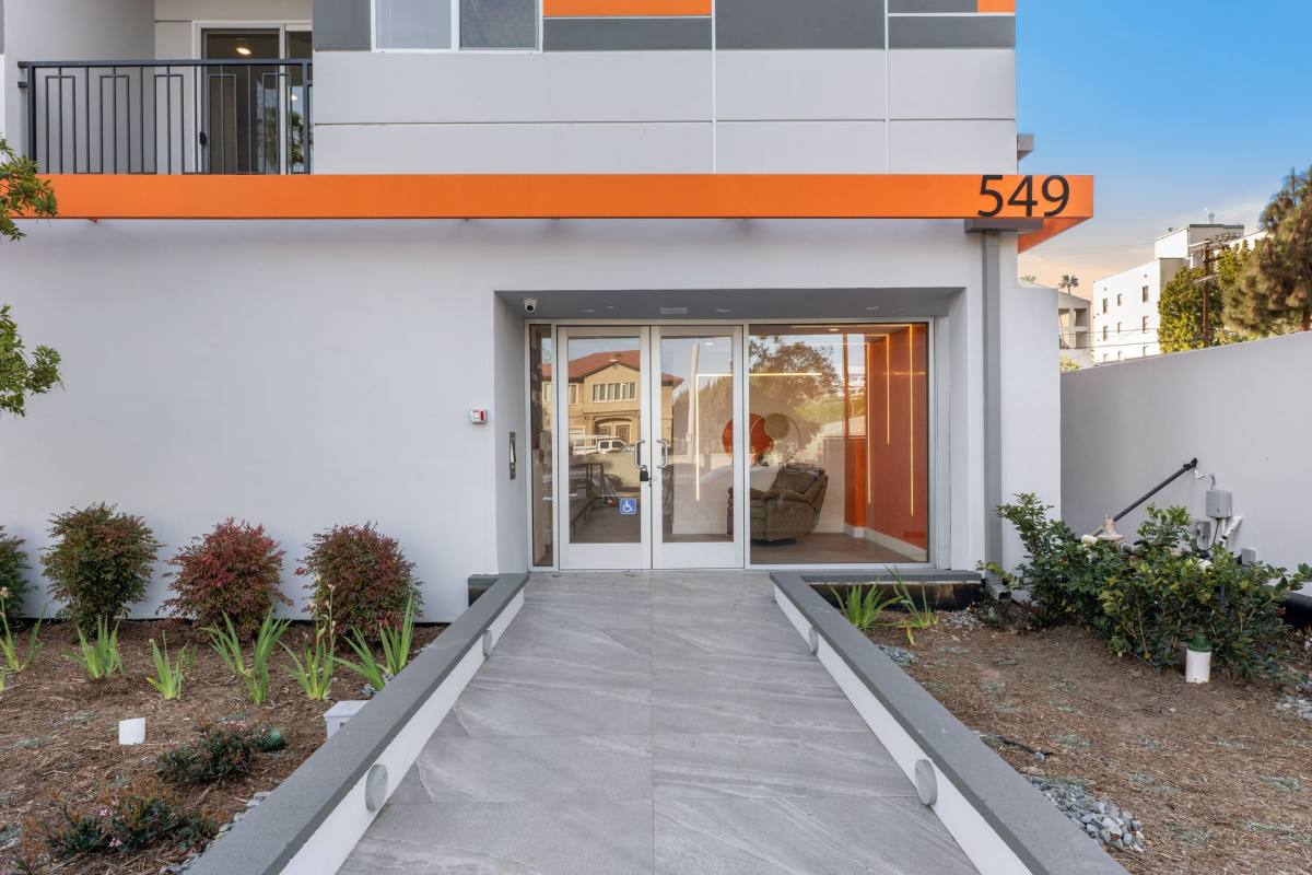Apartment for rent at 549 N Heliotrope Dr, Los Angeles, CA 90004