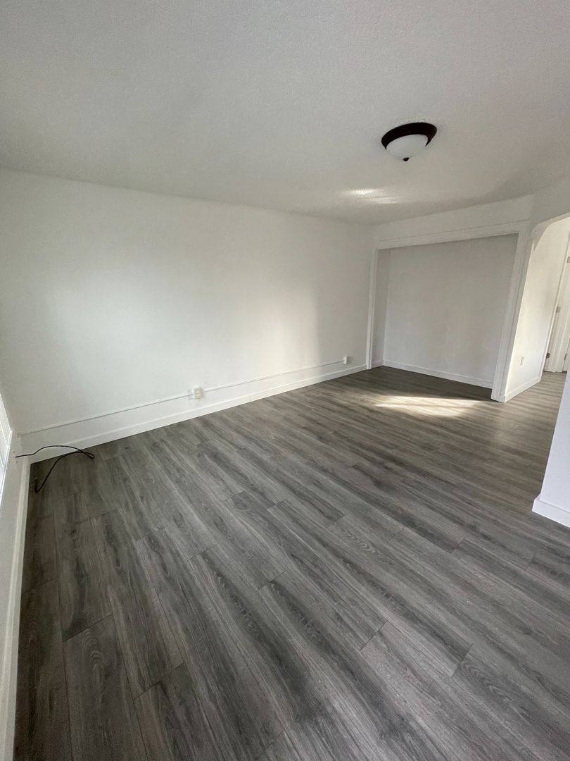 Apartment for rent at 327 N 4th St, Mount Vernon, WA 98273