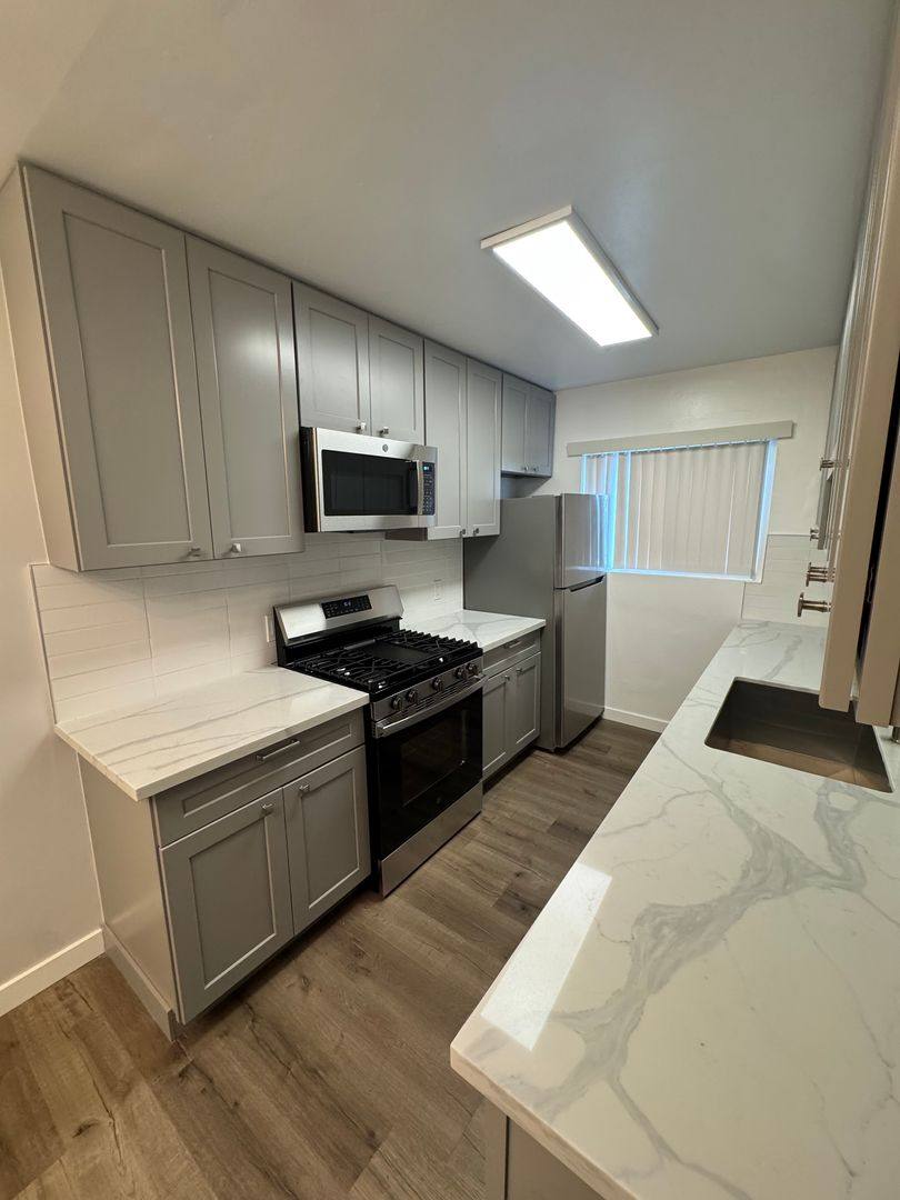 Apartment for rent at 6536 La Mirada Ave, Los Angeles, CA 90038