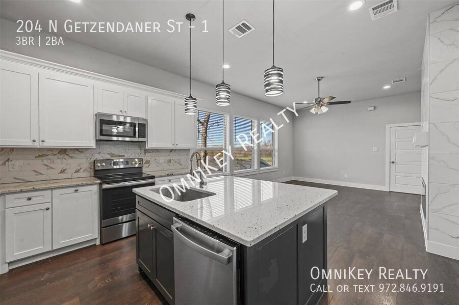 Apartment for rent at 204 N Getzendaner St #1, Waxahachie, TX 75165
