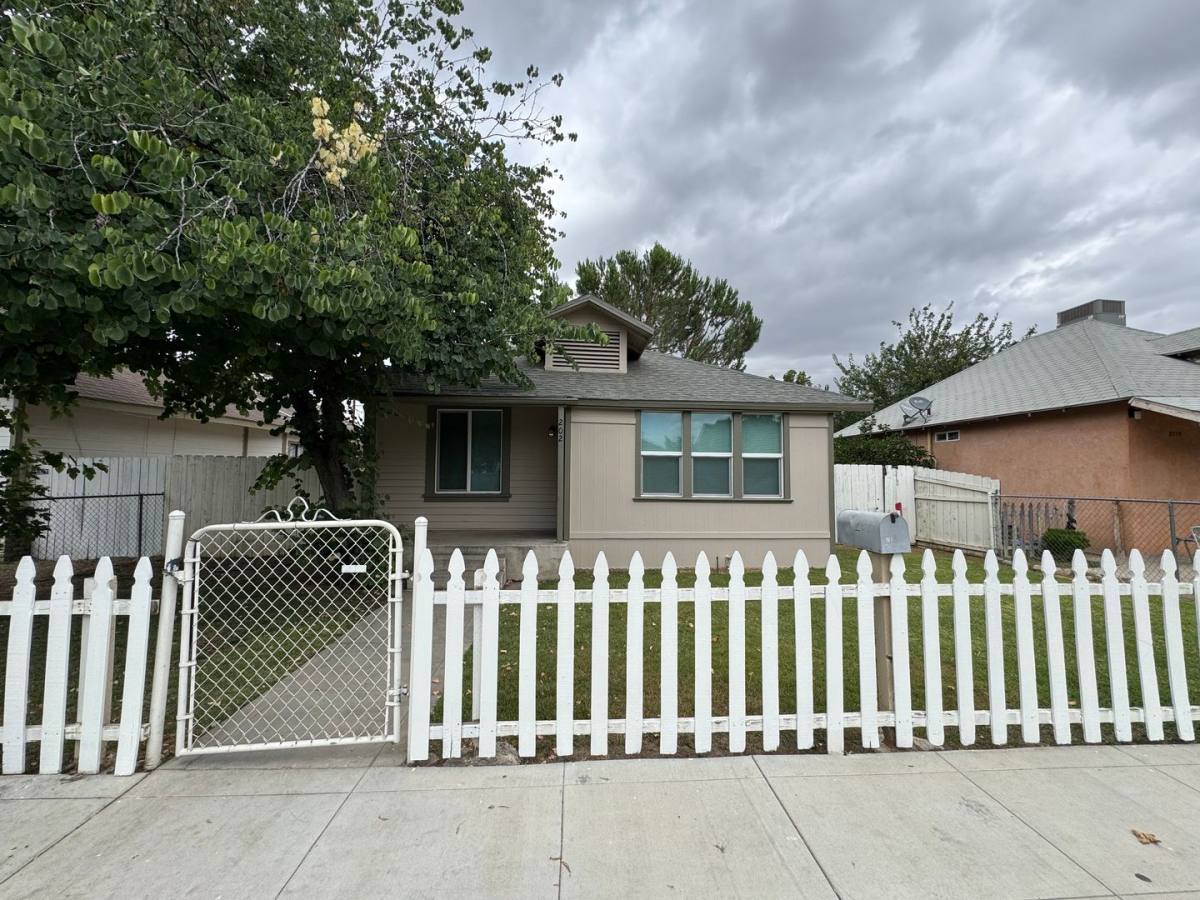 House for rent at 2022 Maple Ave, Bakersfield, CA 93304
