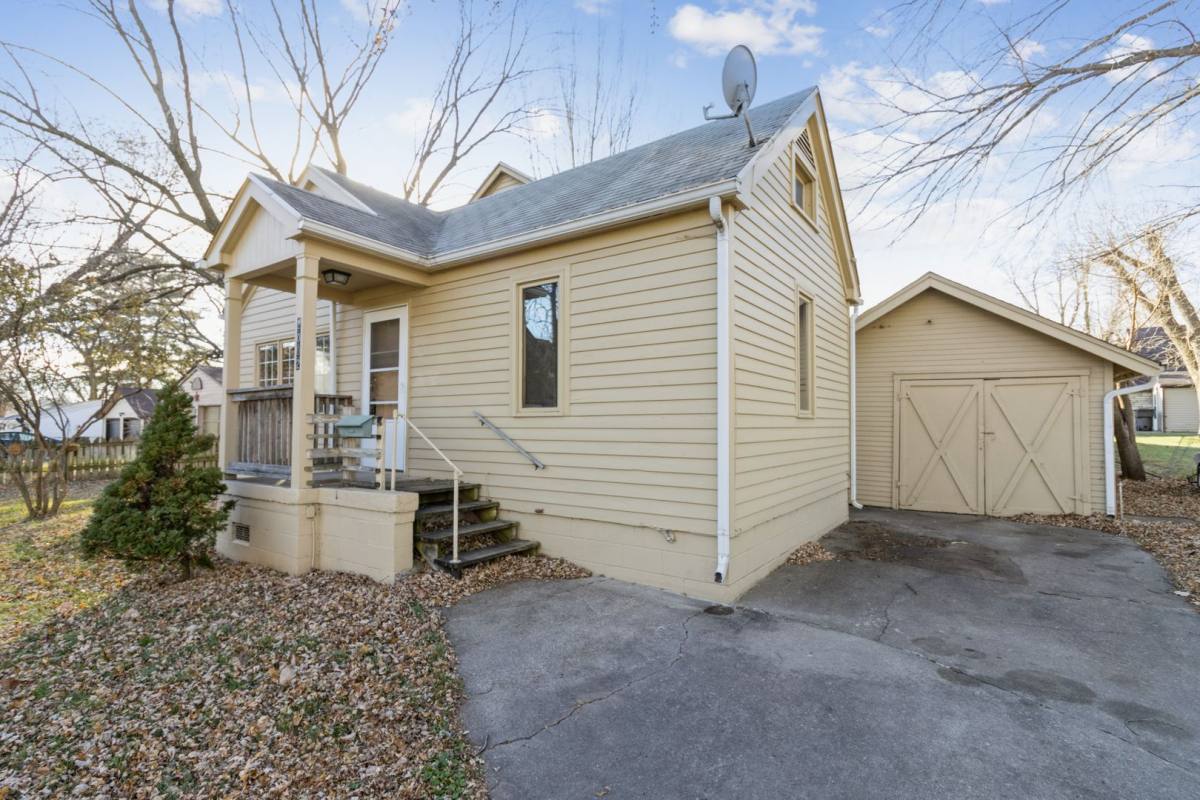 House for rent at 2002 34th St, Des Moines, IA 50310