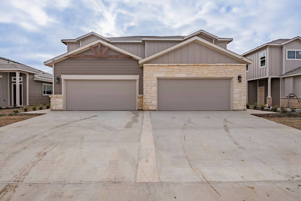 Townhouse for rent at 640 Wheatfield Dr, Venus, TX 76084