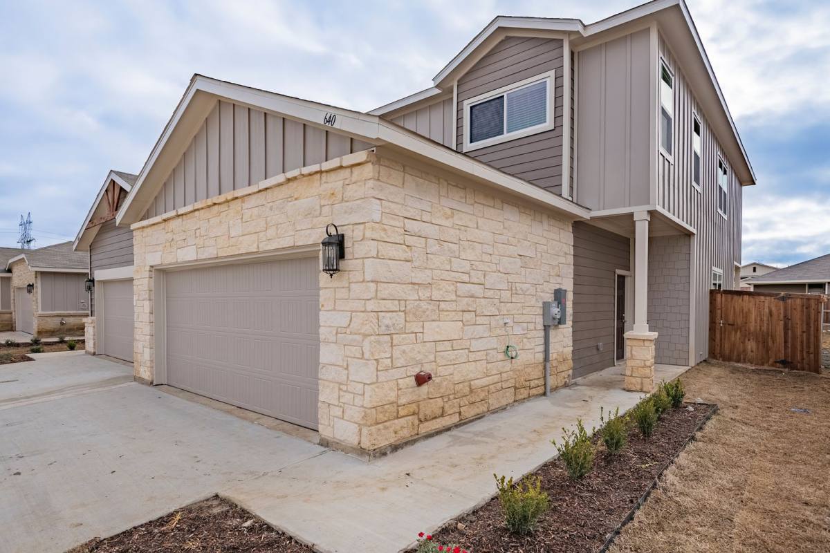 Townhouse for rent at 640 Wheatfield Dr, Venus, TX 76084