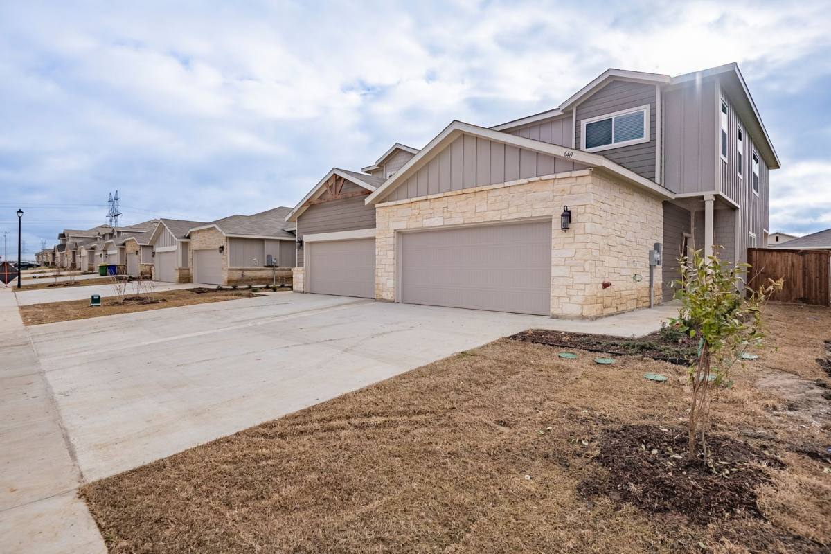 Townhouse for rent at 640 Wheatfield Dr, Venus, TX 76084