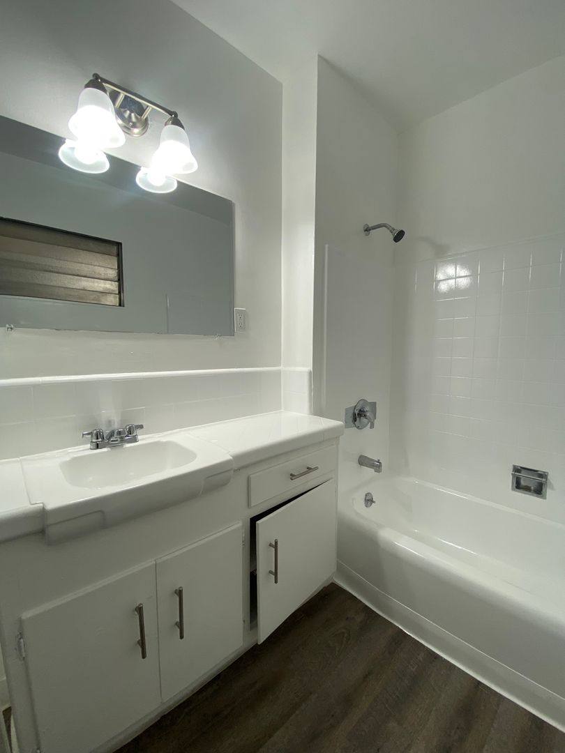 Apartment for rent at 1046 S Wooster St, Los Angeles, CA 90035