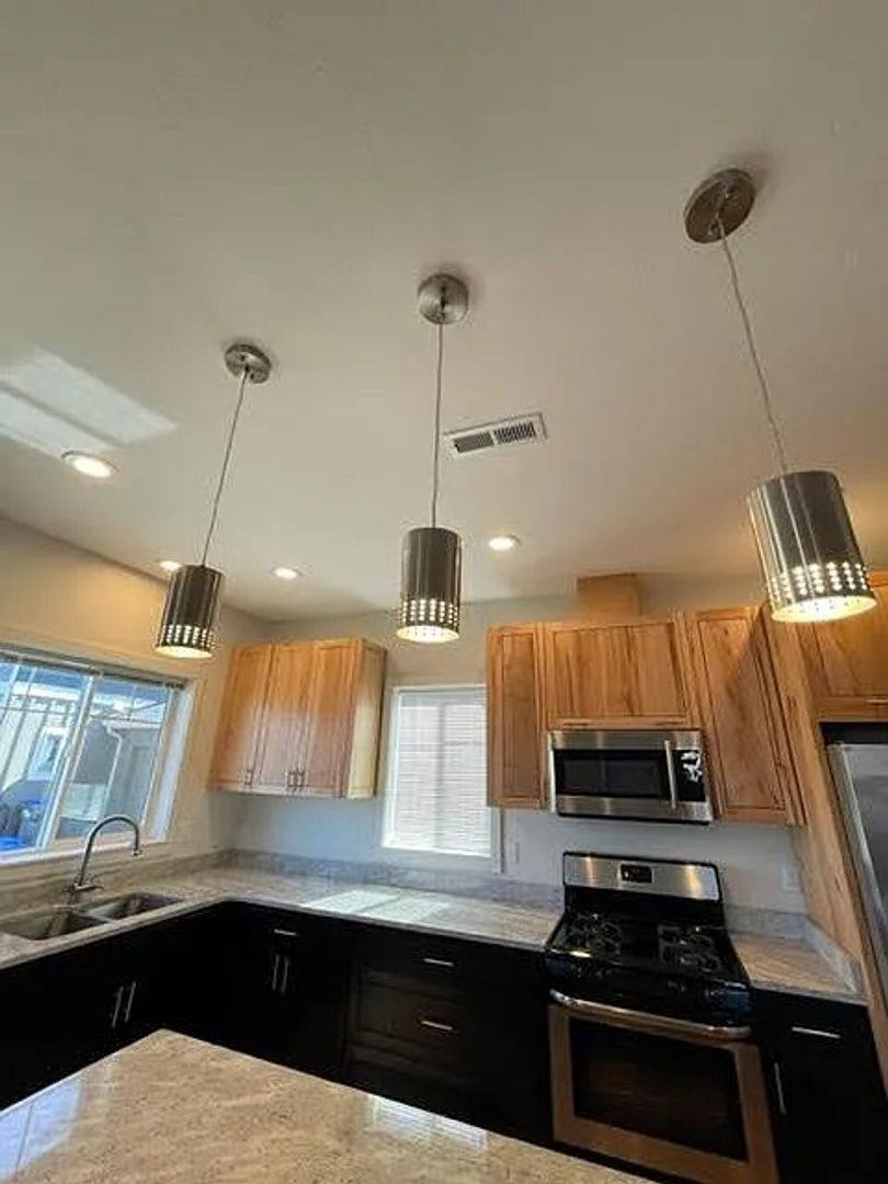House for rent at 2370 Siskiyou Blvd, Ashland, OR 97520