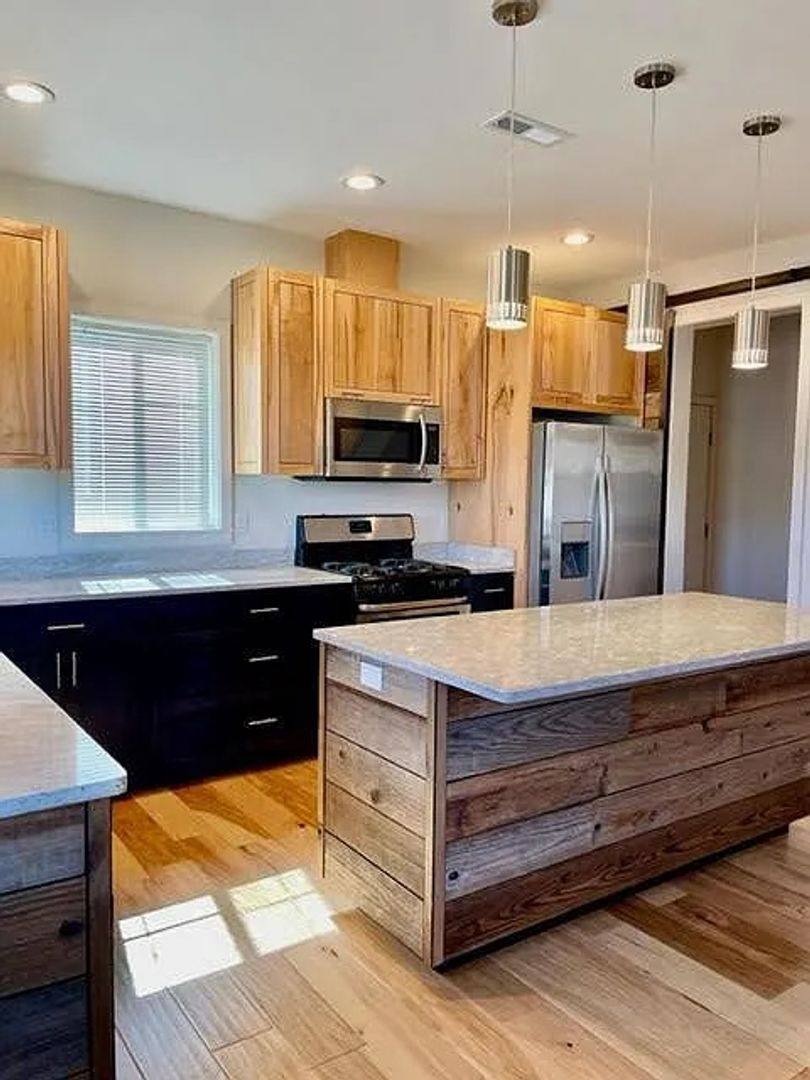 House for rent at 2370 Siskiyou Blvd, Ashland, OR 97520