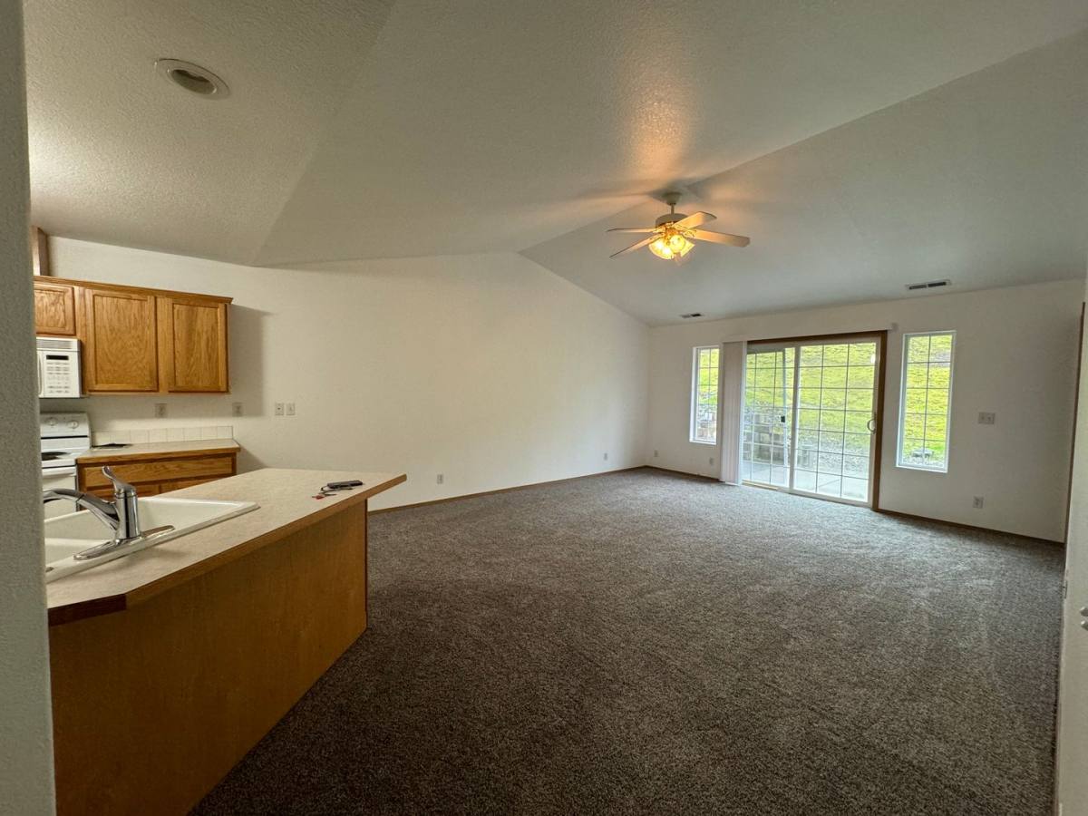 Townhouse for rent at 3265 NE Johnson St, Roseburg, OR 97470