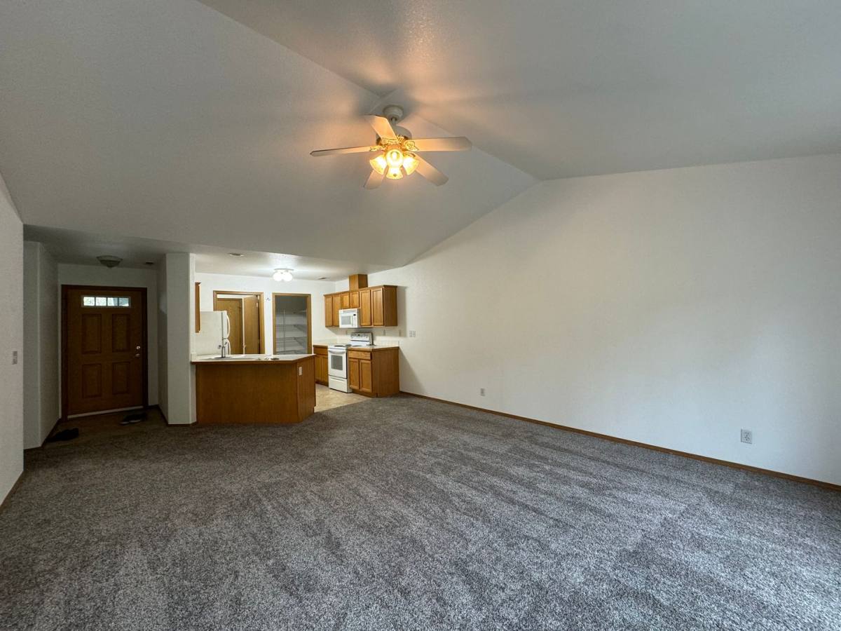 Townhouse for rent at 3265 NE Johnson St, Roseburg, OR 97470