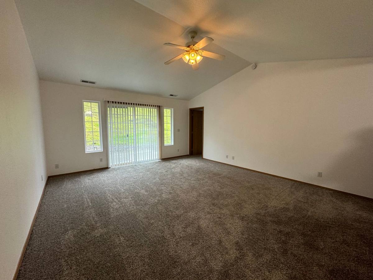 Townhouse for rent at 3265 NE Johnson St, Roseburg, OR 97470