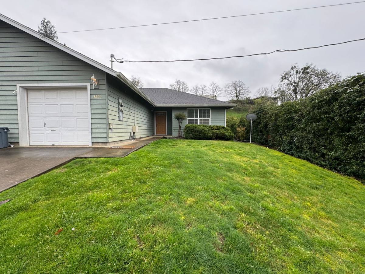 Townhouse for rent at 3265 NE Johnson St, Roseburg, OR 97470