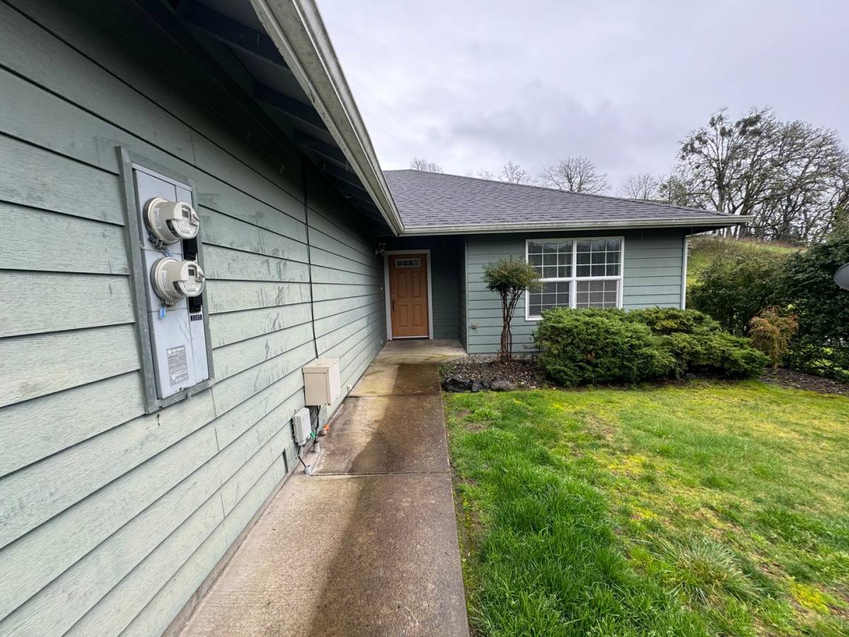 Townhouse for rent at 3265 NE Johnson St, Roseburg, OR 97470