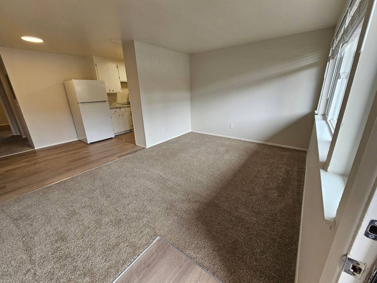 Apartment for rent at 15404 10th Ave SW, Seattle, WA 98166