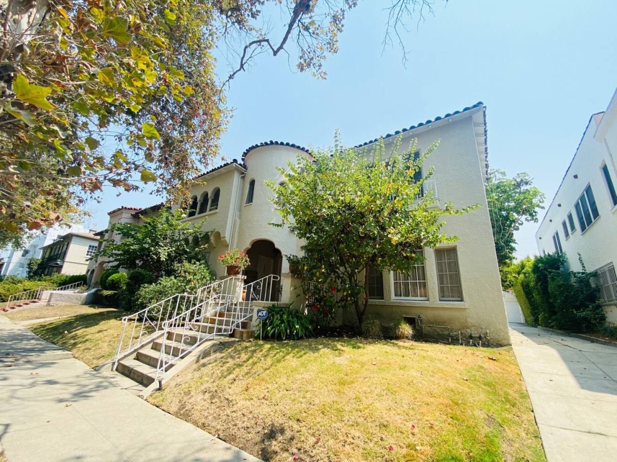 Apartment for rent at 114 S Sycamore Ave, Los Angeles, CA 90036