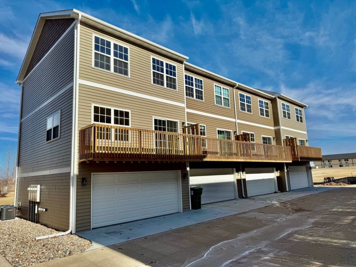 Townhouse for rent at 1305 S G Ave, Nevada, IA 50201
