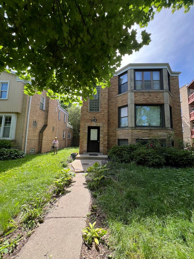 Apartment for rent at 5718 N Mozart St, Chicago, IL 60659
