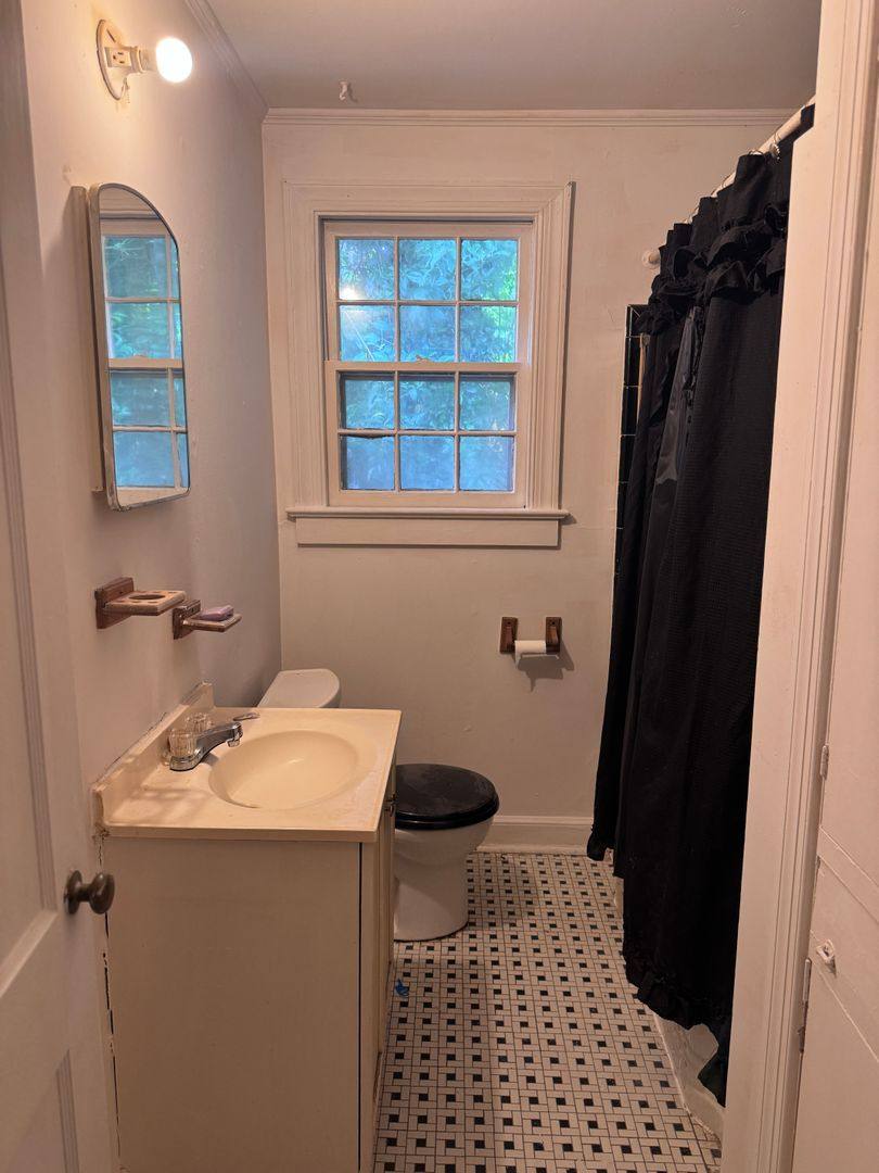 House for rent at 303 1 2 W Washington Ave, Kinston, NC 28501