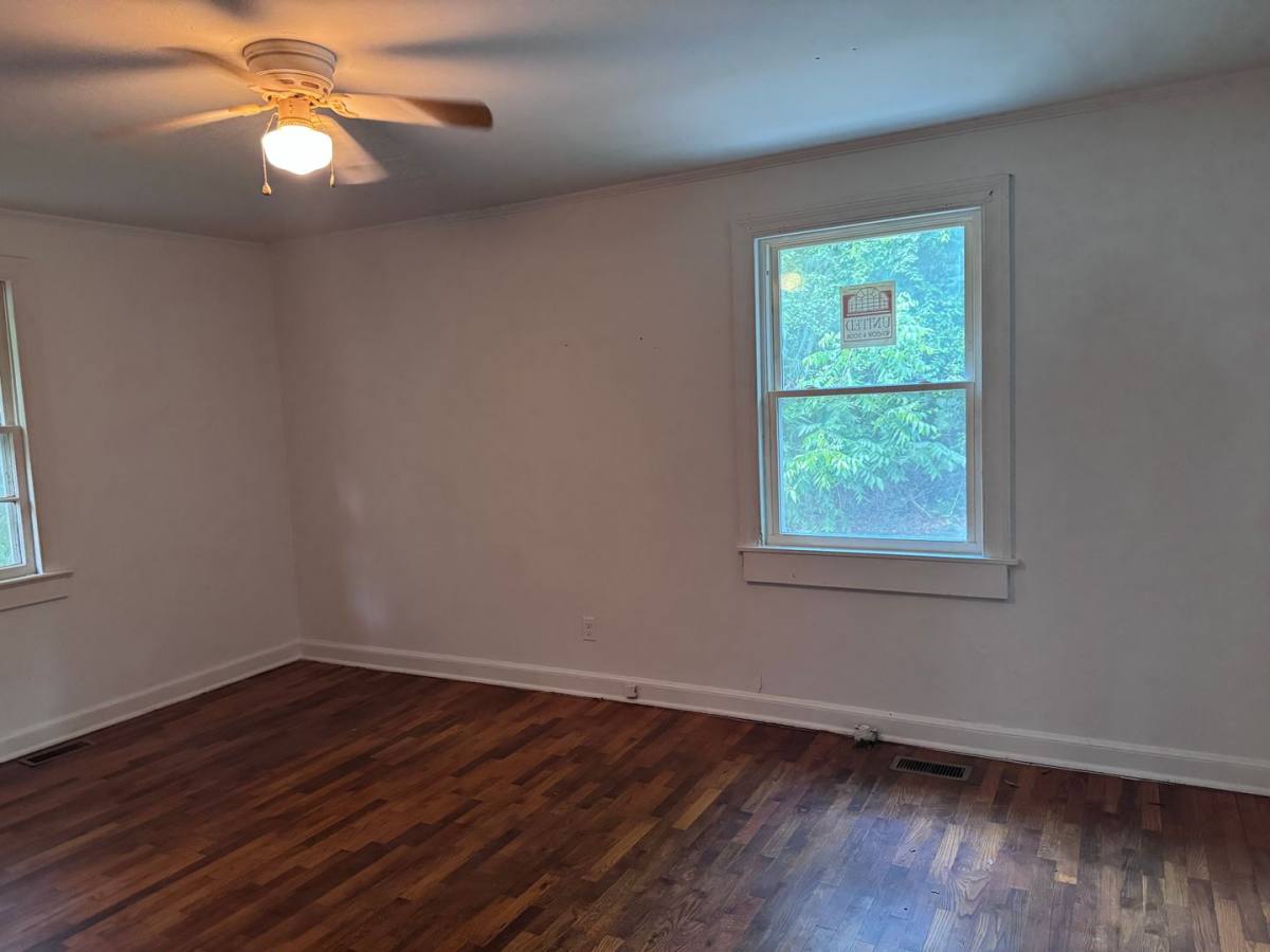 House for rent at 303 1 2 W Washington Ave, Kinston, NC 28501