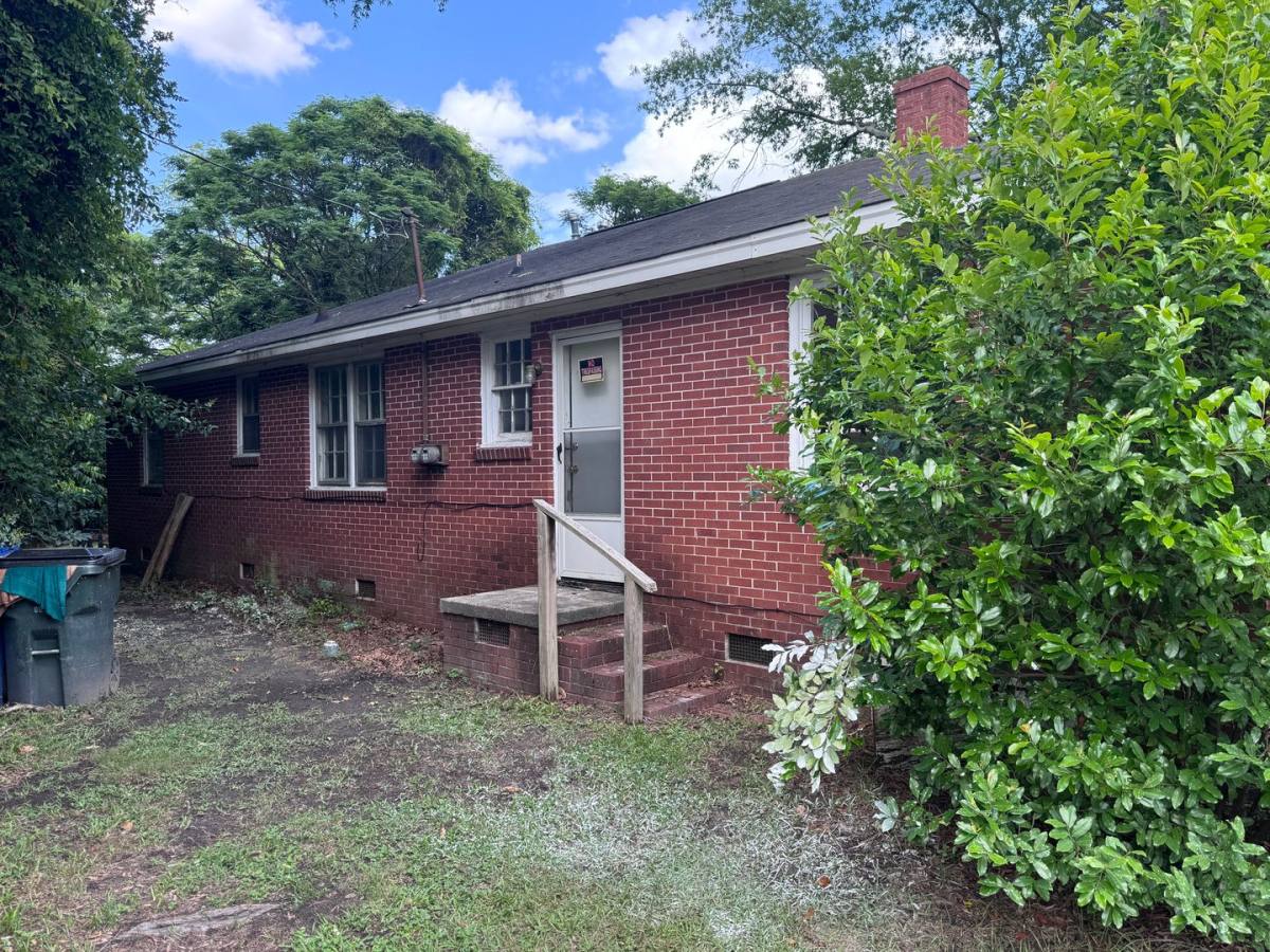 House for rent at 303 1 2 W Washington Ave, Kinston, NC 28501