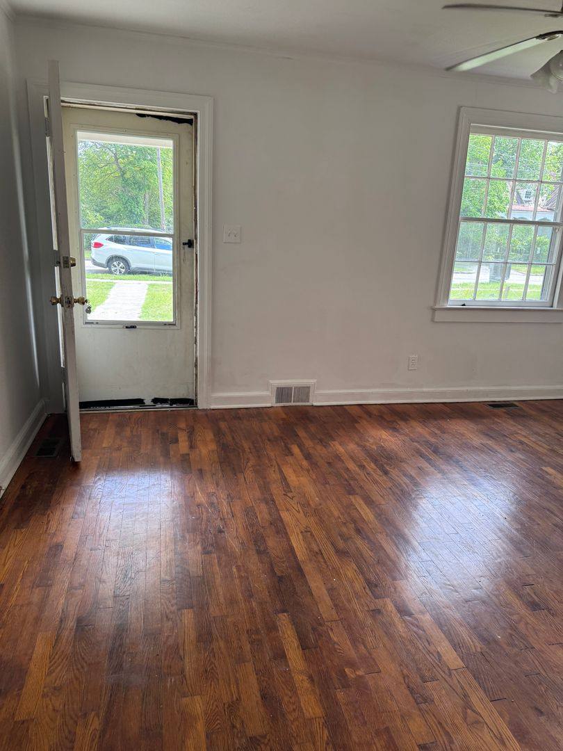 House for rent at 303 1 2 W Washington Ave, Kinston, NC 28501