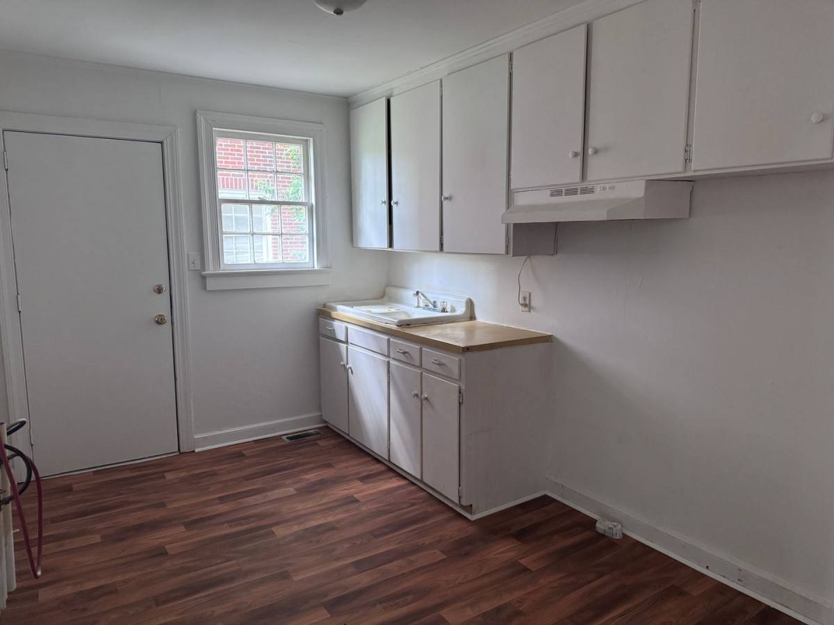 House for rent at 303 1 2 W Washington Ave, Kinston, NC 28501